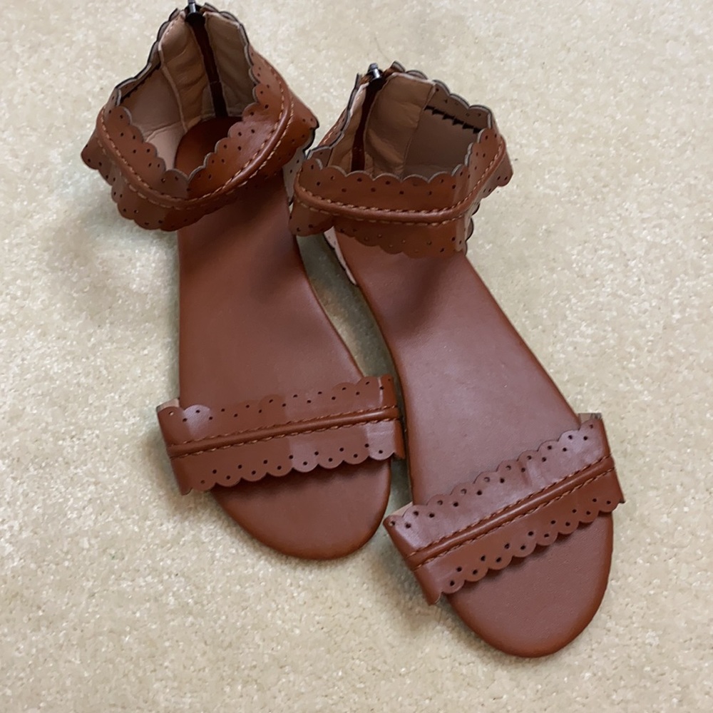 Sandals size 8 with back zip, scallop edge, ankle strap